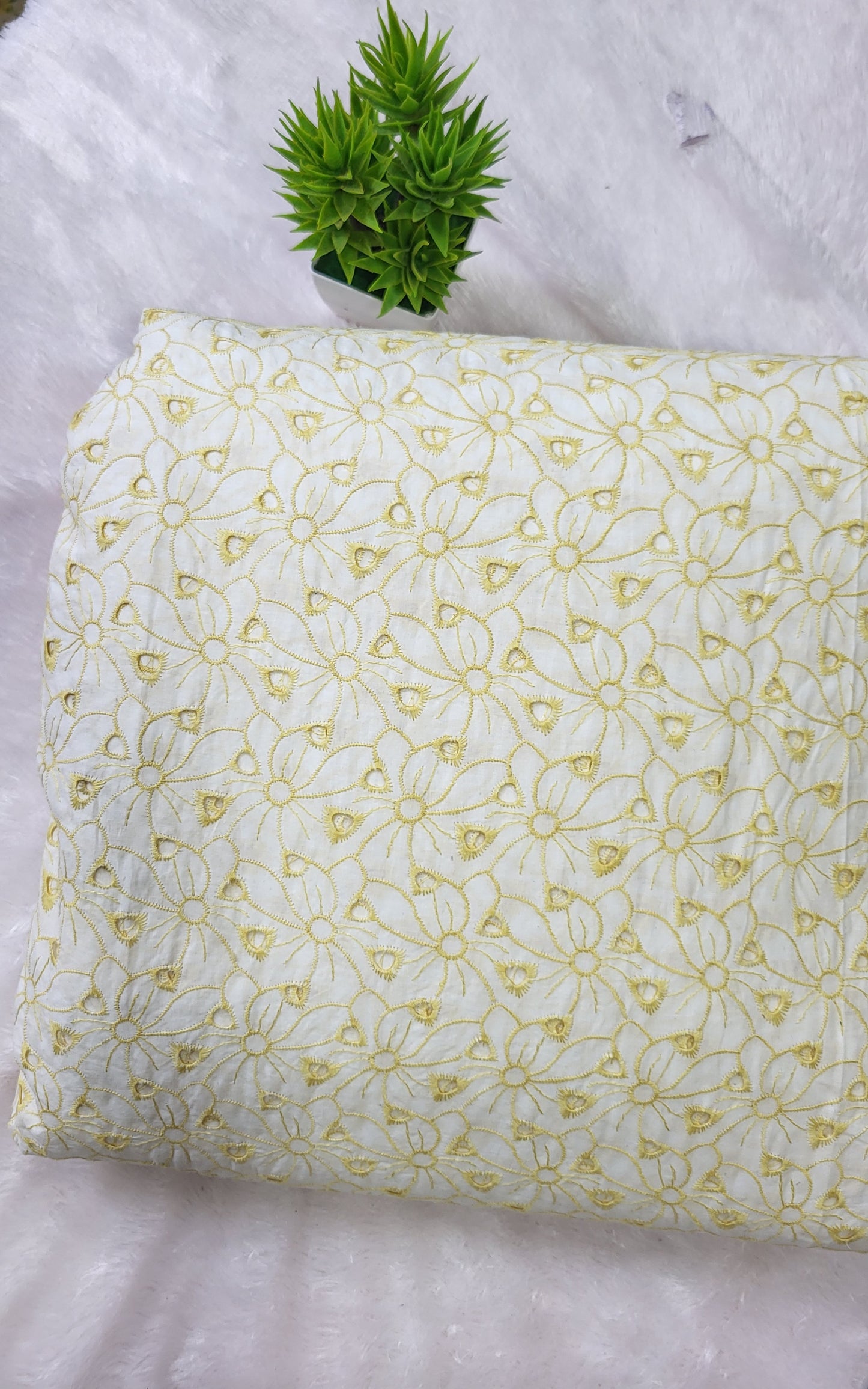 White and yellow hakoba