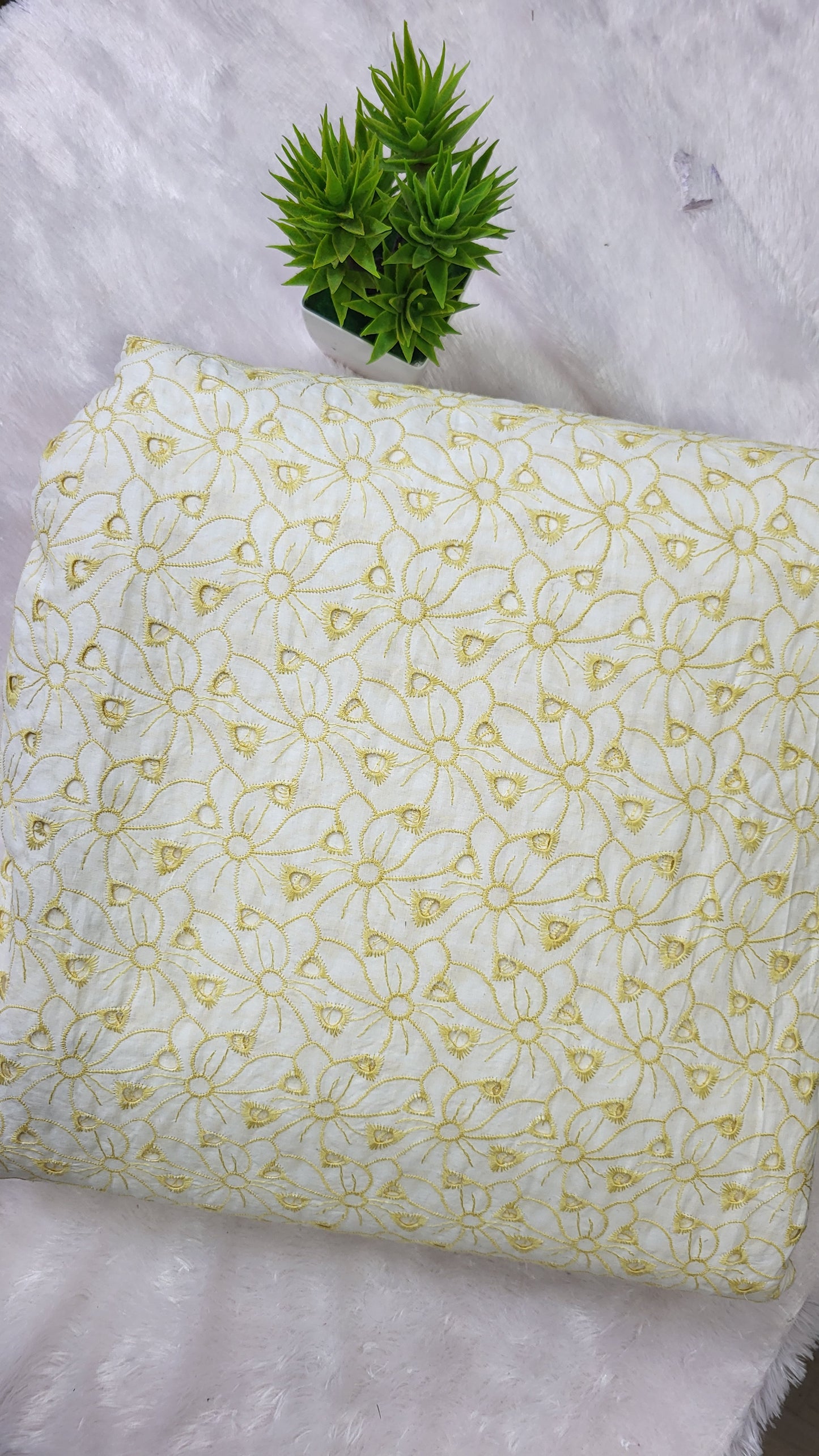 White and yellow hakoba