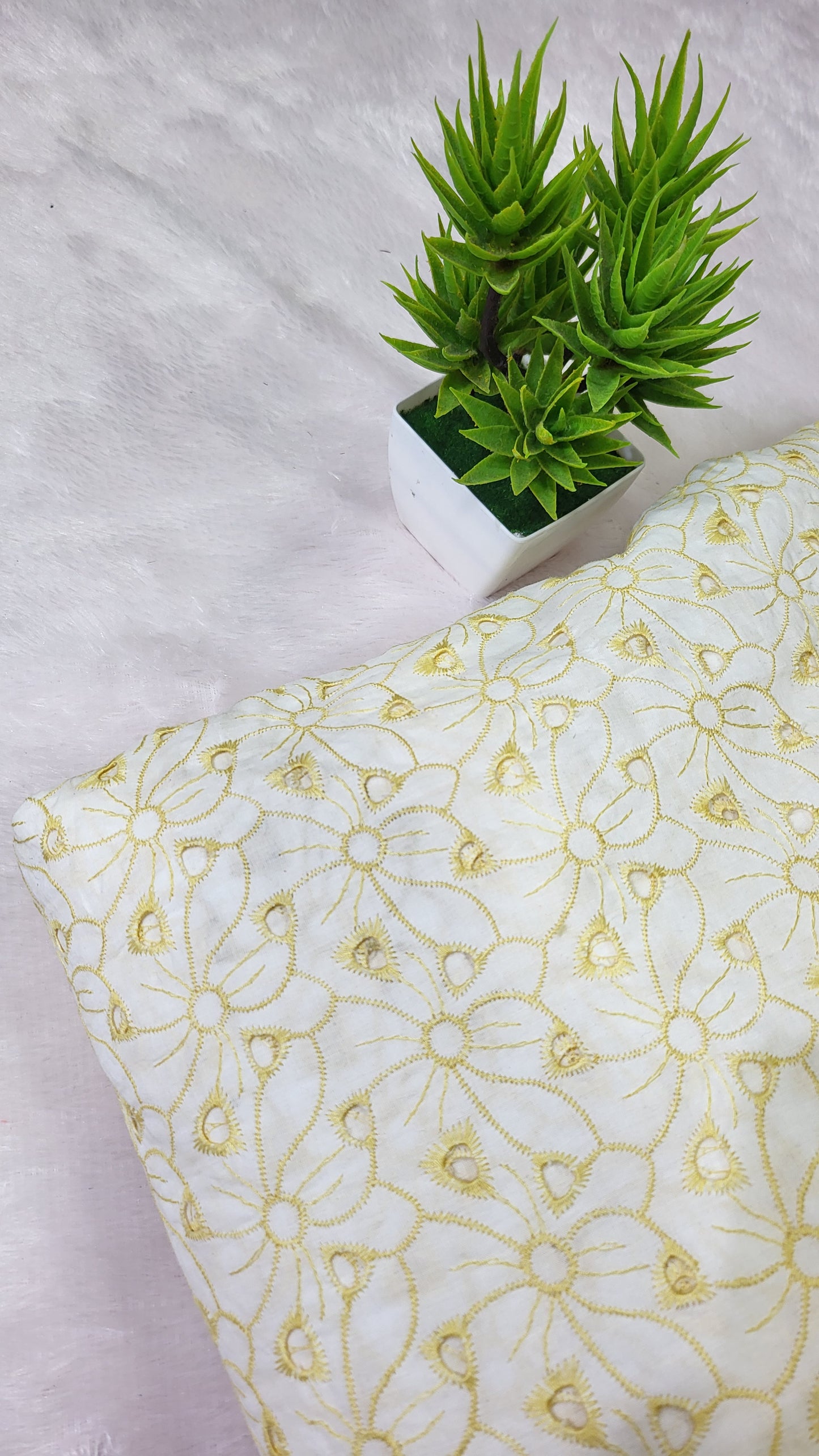 White and yellow hakoba